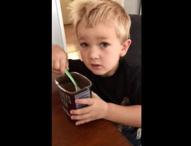 Νήπιο δοκιμάζει για πρώτη φορά 100% κακάο- Δείτε την αντίδρασή του (βίντεο)